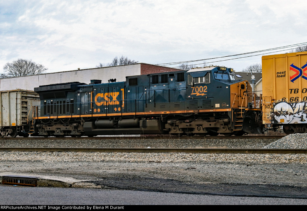 CSX 7002 on M-422